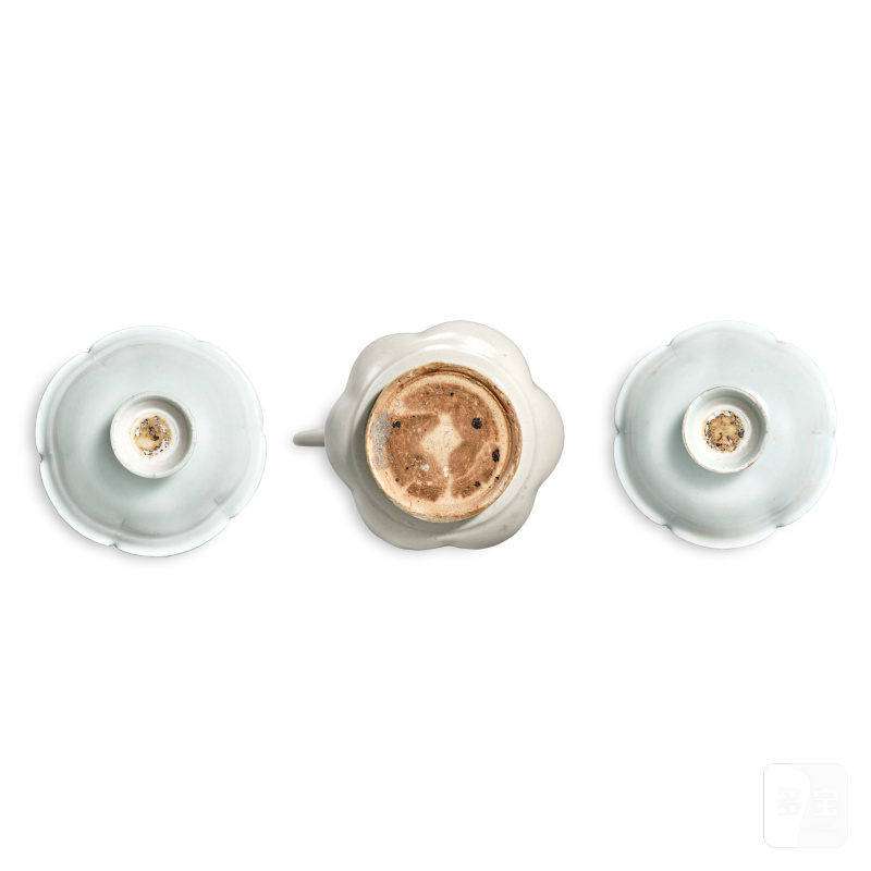 Three qingbai wares, Song dynasty | 宋 青白執壺一件及花口盞兩件 - 图3